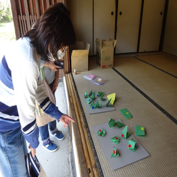 竈で沸かしたお湯で番茶をいただき、折り紙で遊ぶ