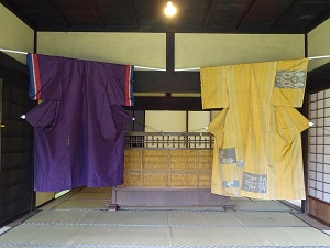 日本の遥かな色「万葉むらさきの着物と伊勢型紙の風呂敷」展