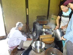 グループホームDD学園前 かまどでぜんざい作り