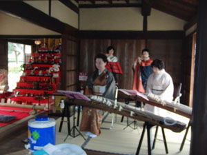 おひな様と琴の音と