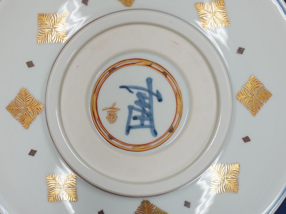 参考図版_富本憲吉《磁器金銀彩羊歯模様大飾皿》昭和35年_当館蔵(底面部分)