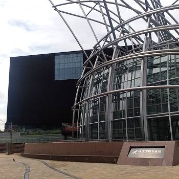 国立国際美術館のエントランス