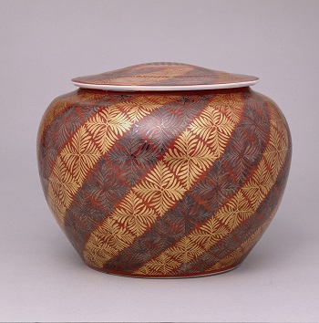 冨本憲吉作 赤地金銀彩羊歯模様蓋付飾壺
