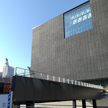 国立国際美術館から大阪中之島美術館をみる