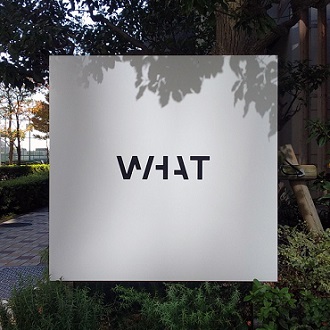 「WHAT（ワット）」入り口のサイン