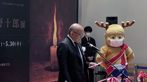 あいさつする様子