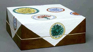 「磁器色絵円に花模様大角飾筥」(この画像はコピー・印刷等出来ません)