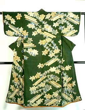 萌葱縮緬地柳桜筏文様染繍小袖