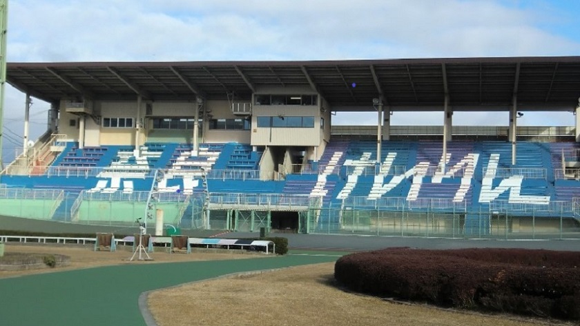 奈良競輪場観客席の写真離れて見ると座席の色が奈良けいりんとなるように塗ってある。