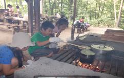 野外炊飯の様子