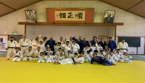 柔道ナショナルチームと柔道を習う地元の子どもたちとの交流の様子