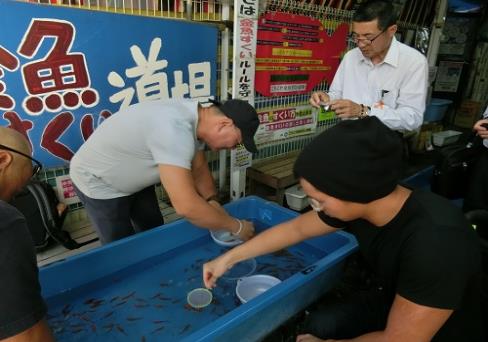 パラ水泳選手の金魚すくい体験の様子