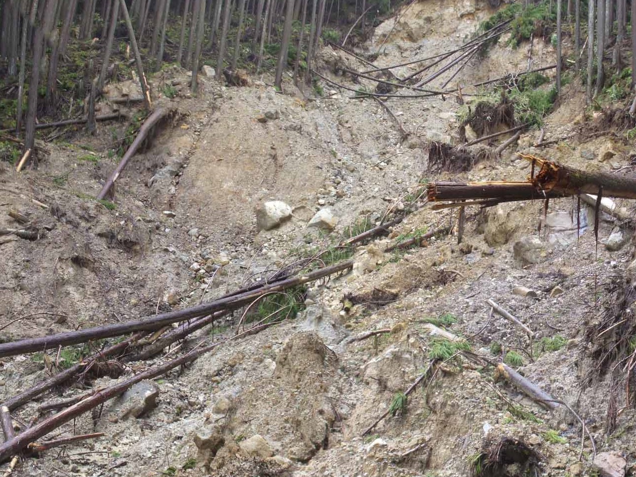 山が崩れている写真