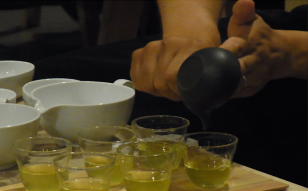 お茶を淹れる様子