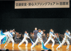 演奏とカラーガードの様子