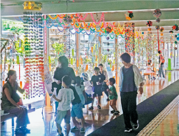 七夕飾りを鑑賞する人々