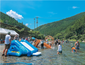 川遊びを楽しむ人々
