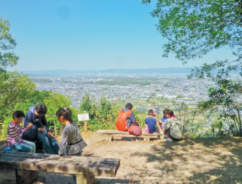 山登りを楽しむ親子