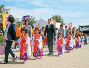 稚児行列の様子