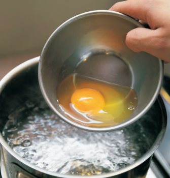 卵を落とす場面