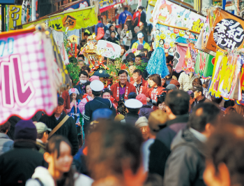 屋台が並びにぎわう会場の様子