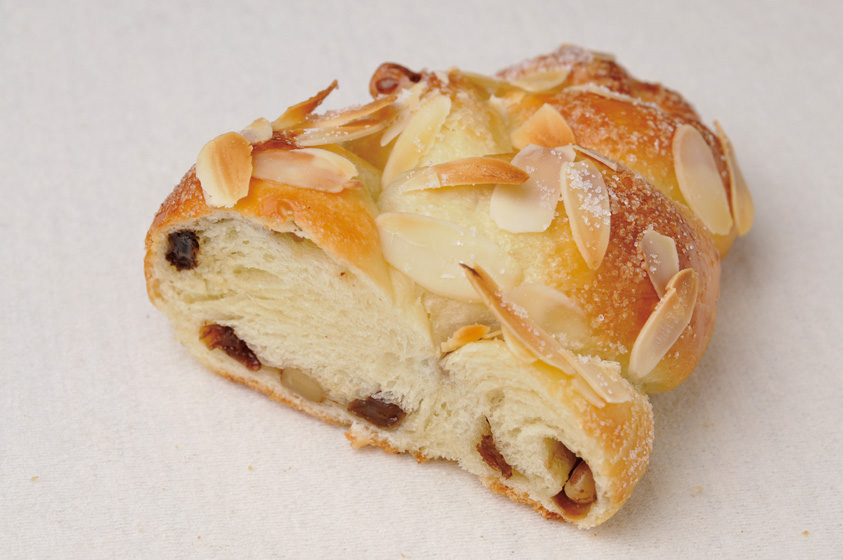 379_くるみとレーズンの三つ編みパン_1