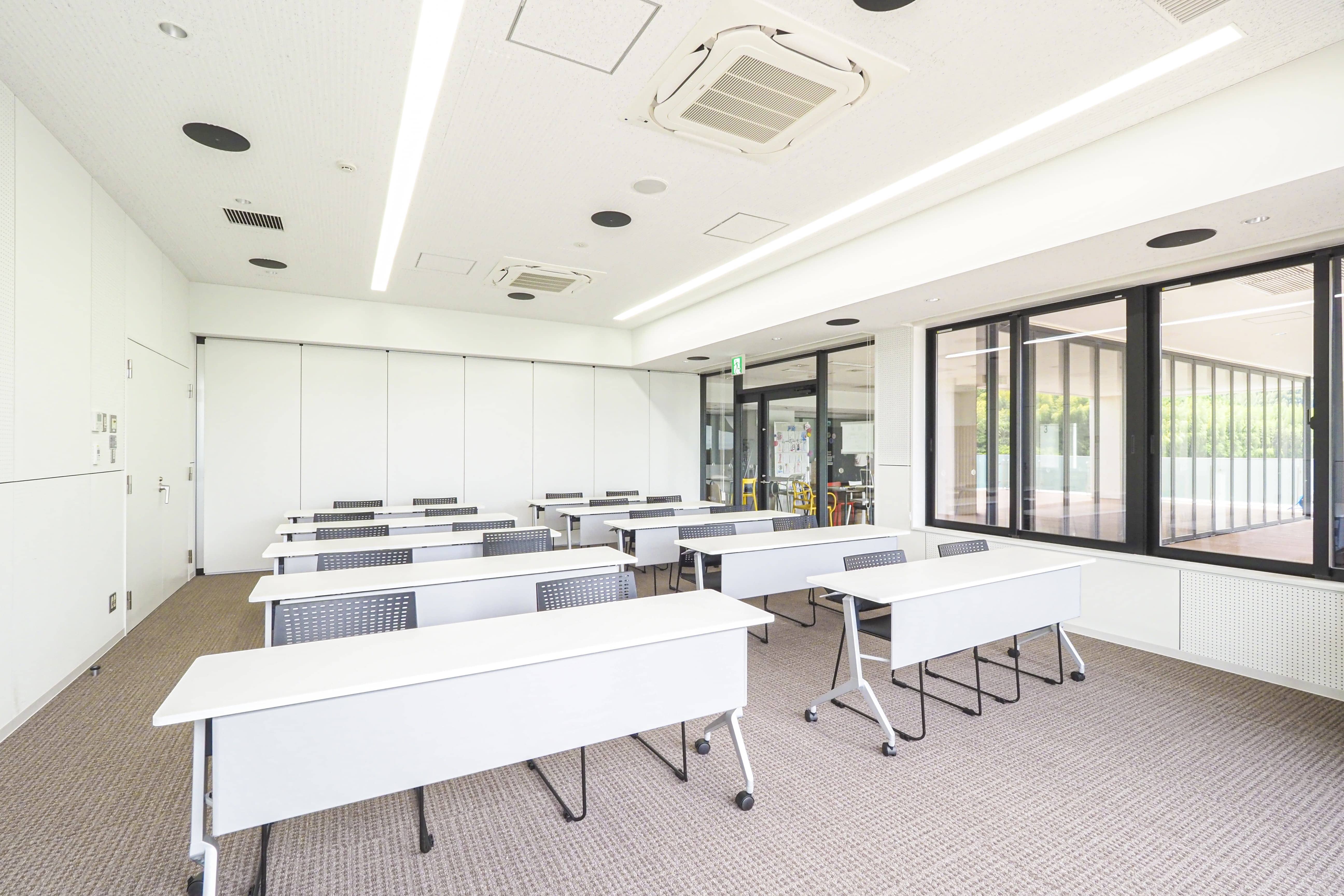 セミナールームBサムネイル1