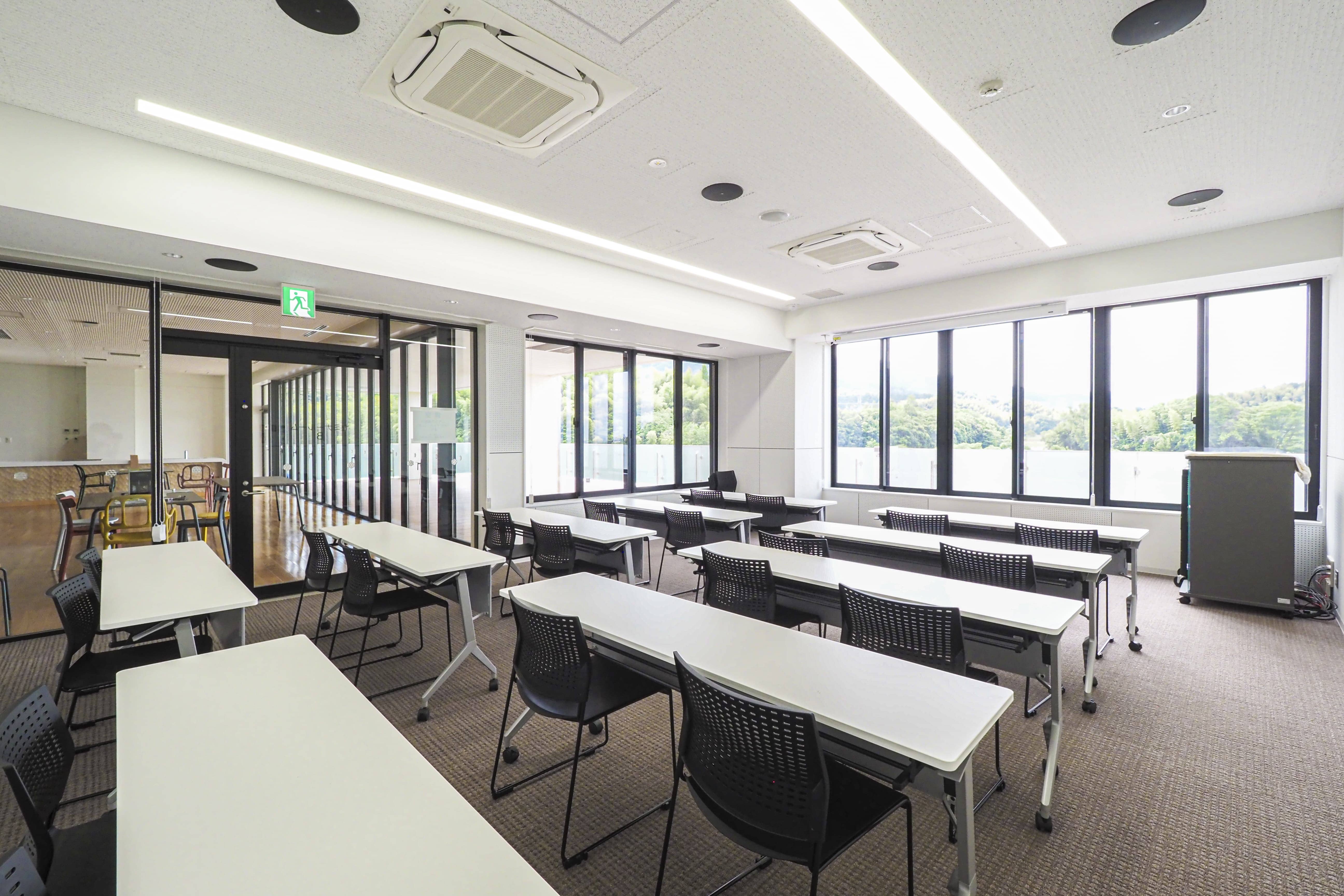 セミナールームBサムネイル2