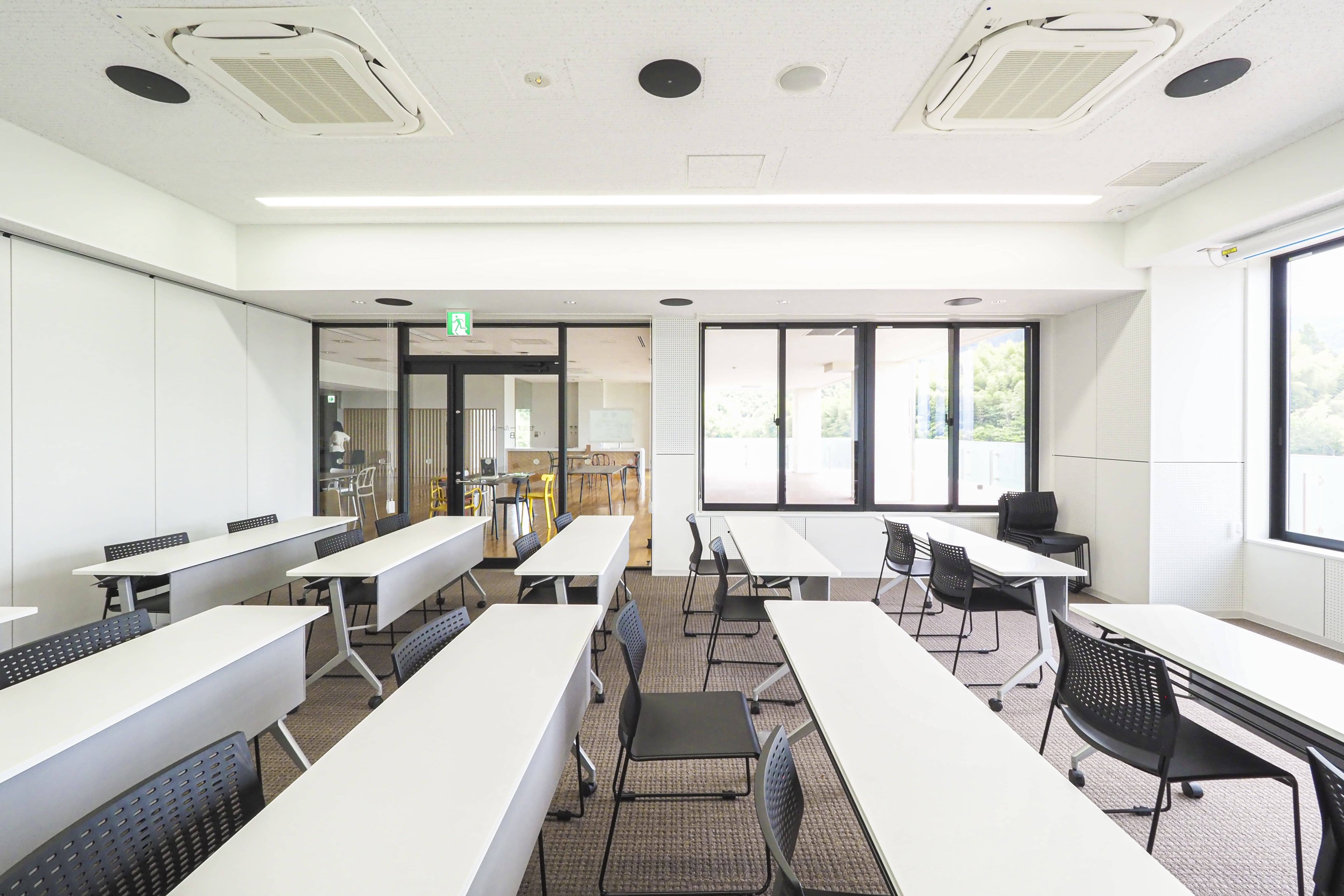 セミナールームBサムネイル3