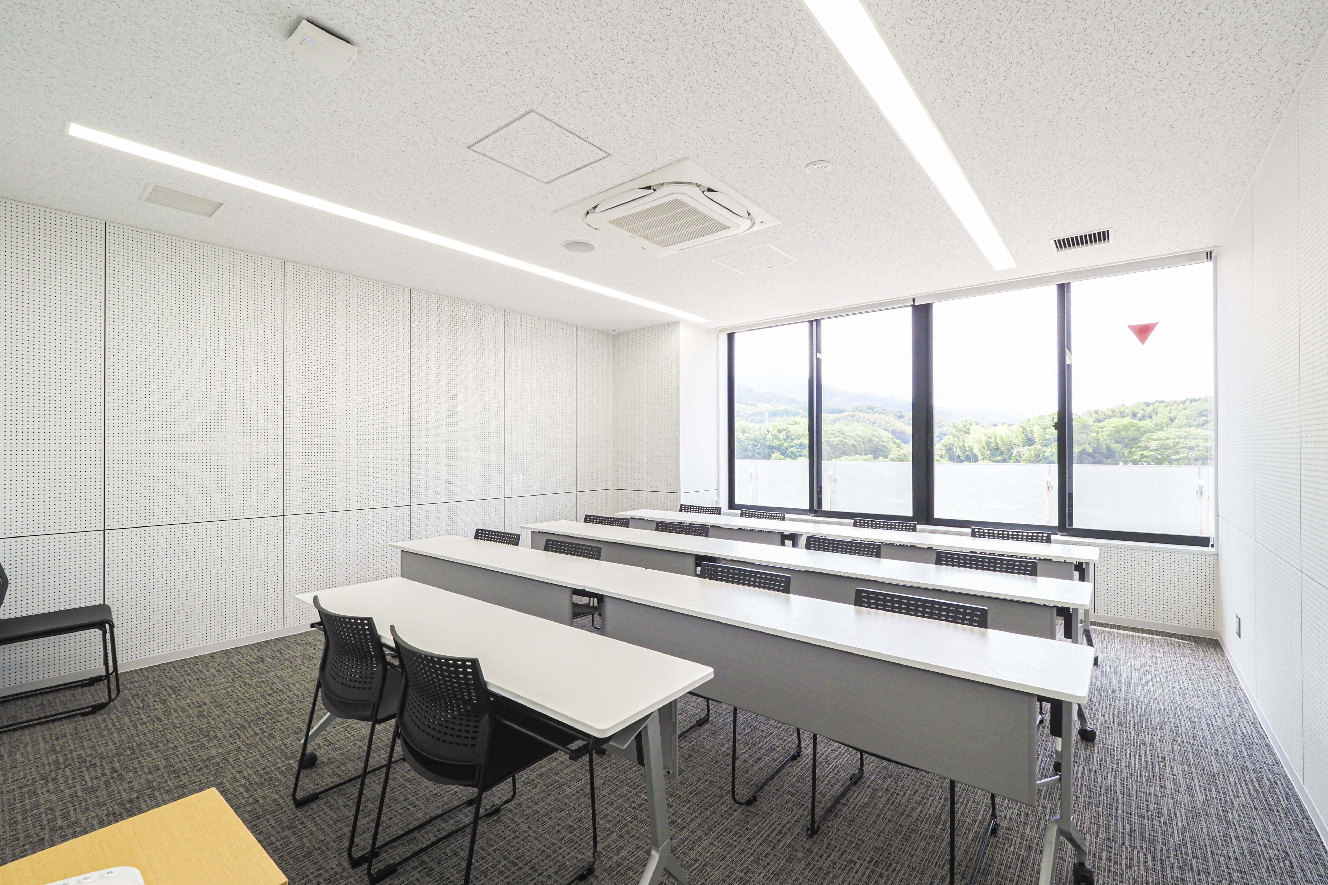 セミナールームFサムネイル2