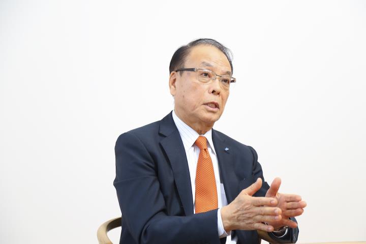 井村義嗣氏のインタビューの様子