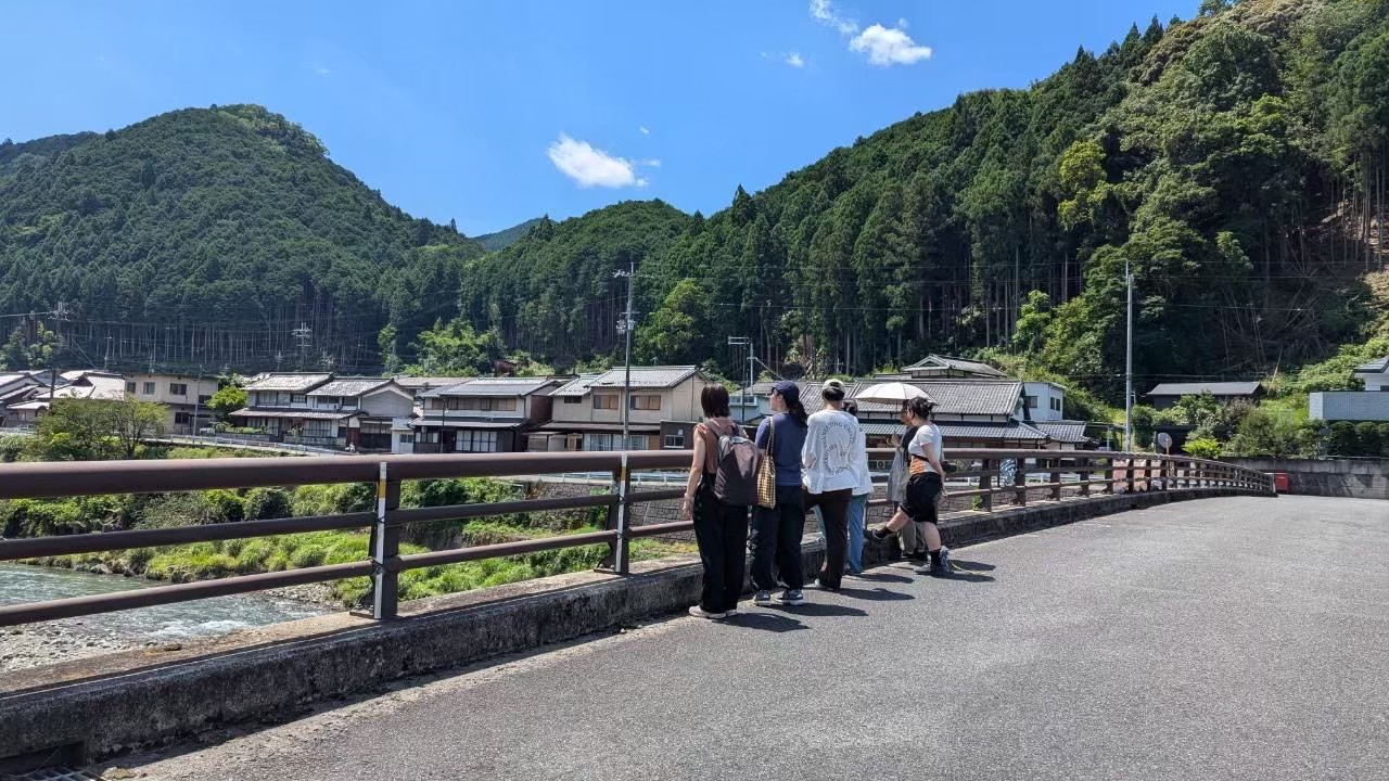 川沿いの人