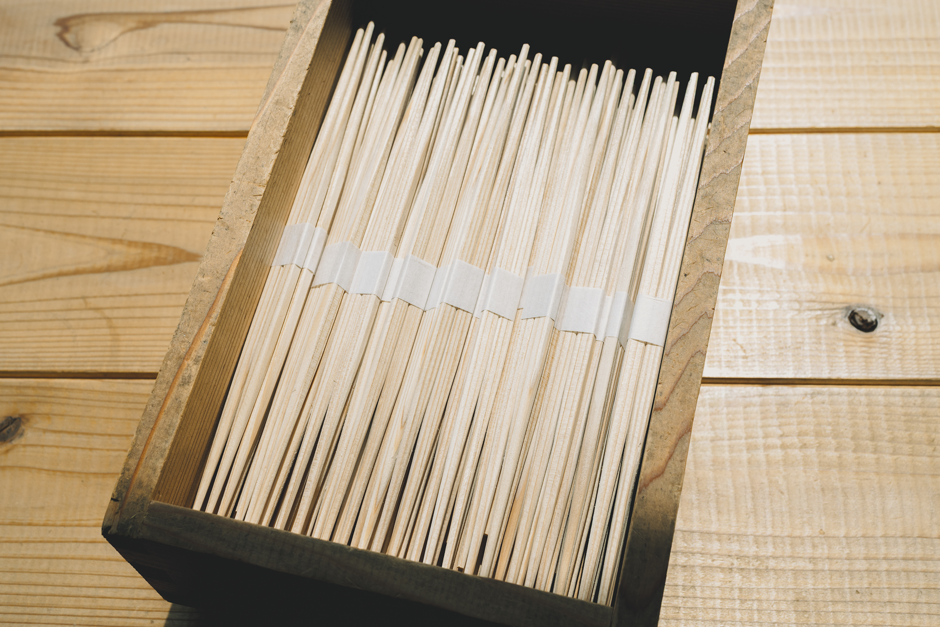 木箱に並べられた吉野杉のお箸
