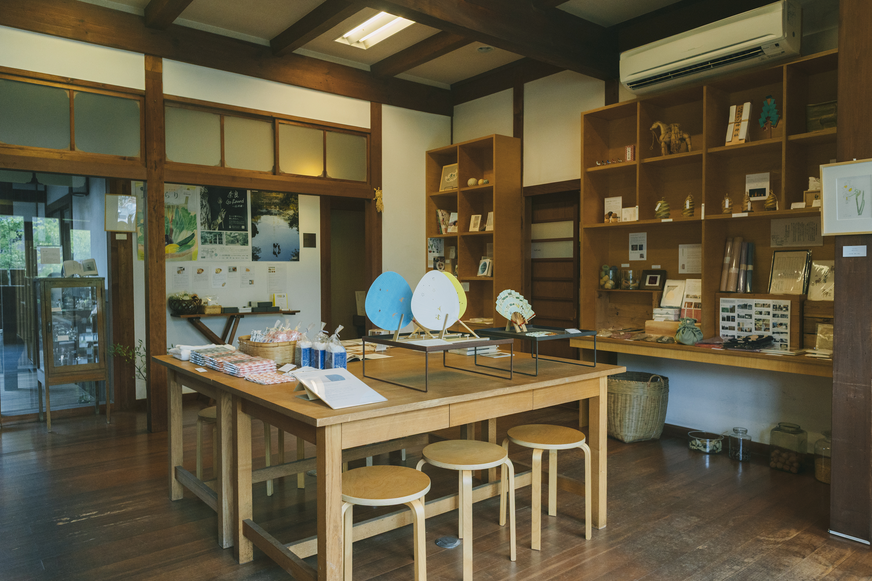 鹿の舟「繭-Mayu-」の木の家具が置かれた店内