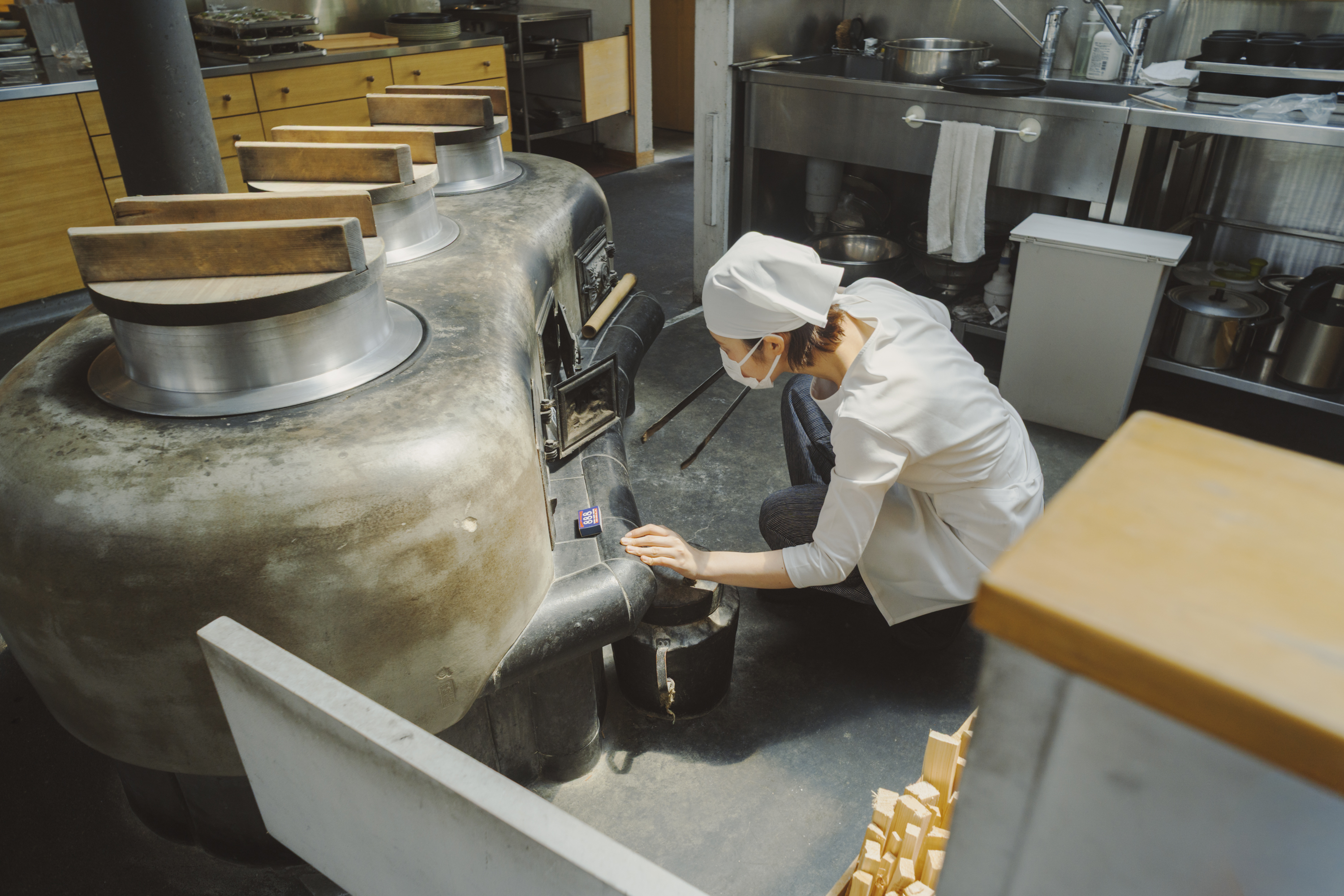 鹿の舟「竈-Kamado-」でかまどを使ってご飯を炊く様子