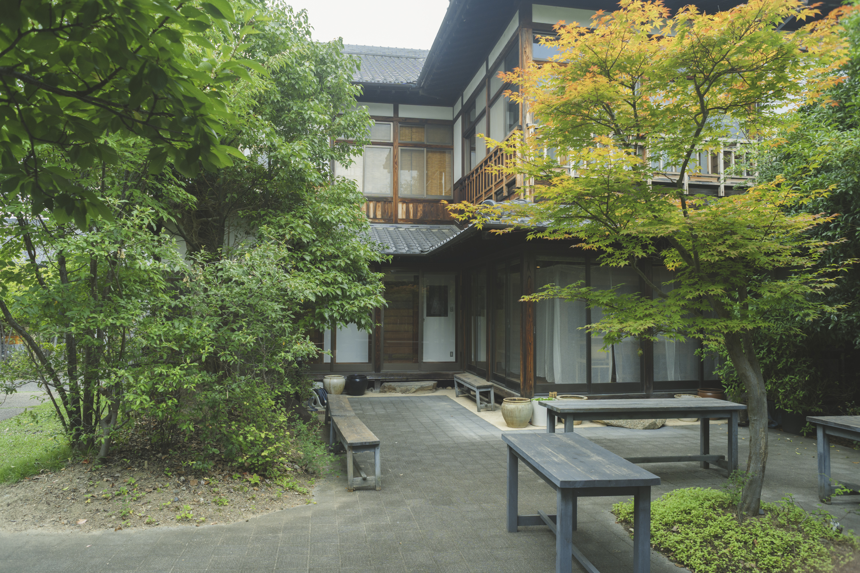 木々に囲まれた鹿の舟の庭と建物