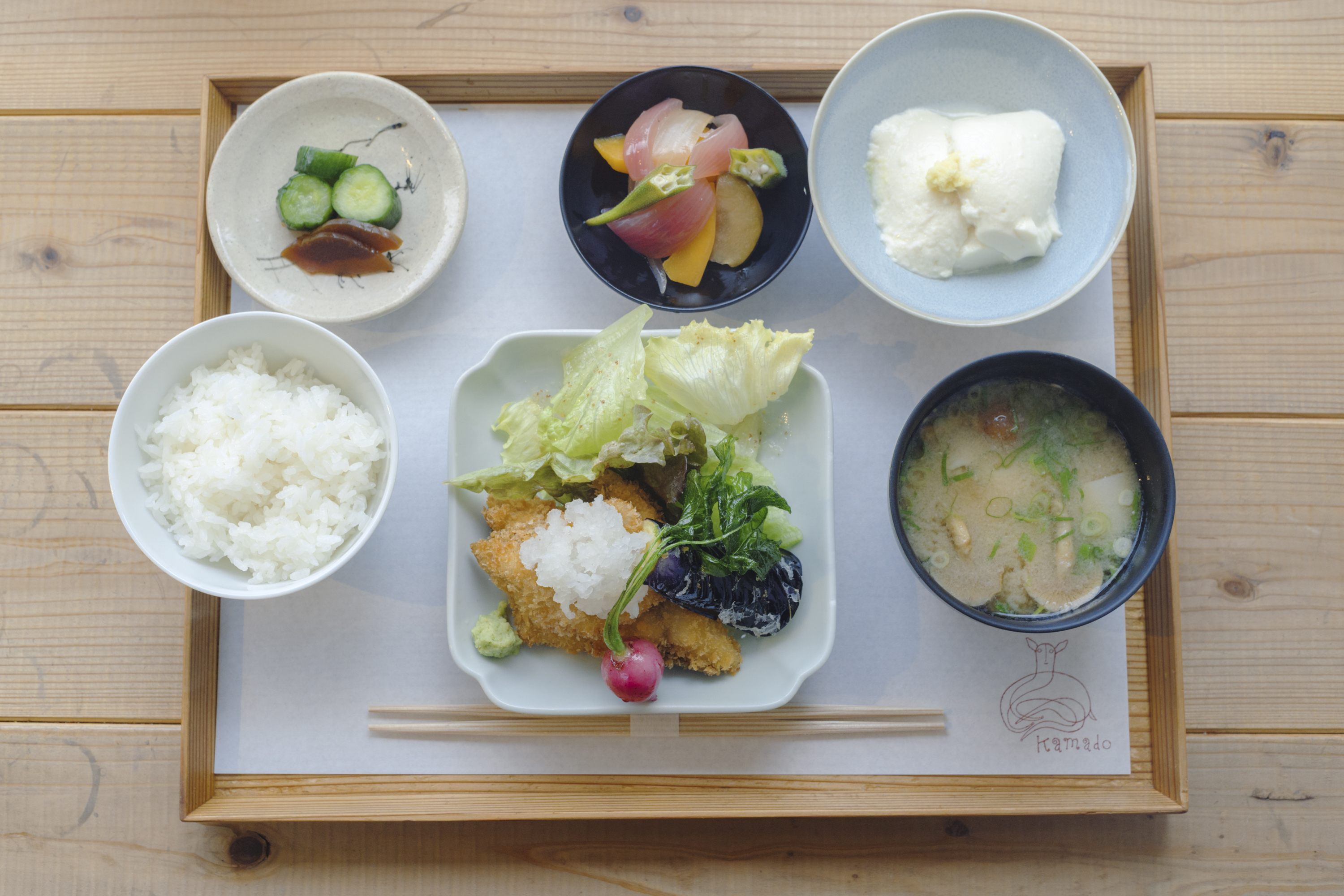 奈良の木でできたお膳とお箸で提供される竈の鯵フライ定食